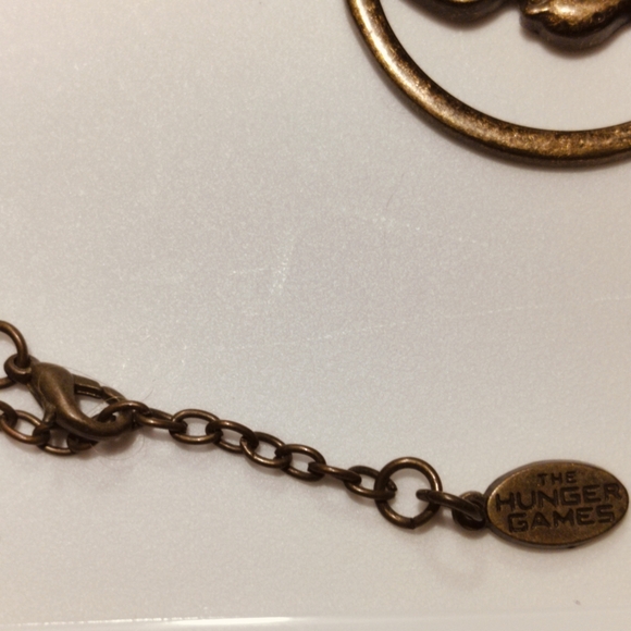 LIONSGATE LGF antiqued brass pendant necklace bird & arrow The Hunger Games - Picture 3 of 6